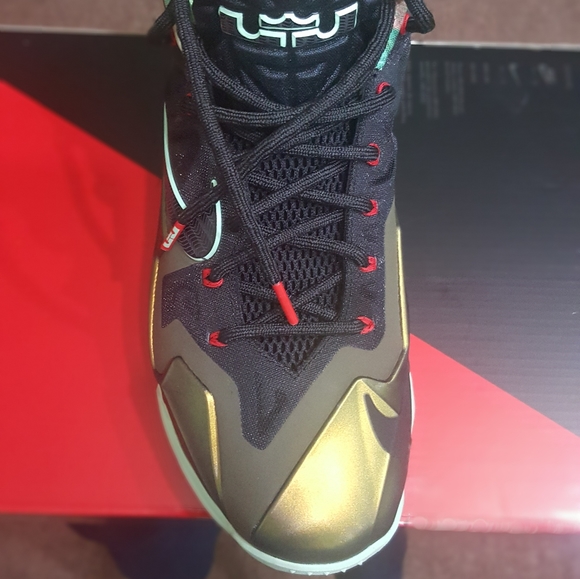 Basketball Shoes - Picture 4 of 8